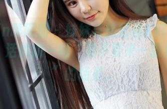 Feilin嗲囡囡 - 妹妹与施忆佳KITTY的美图，活脱脱一幅“要不要来一张做壁纸”的场景。