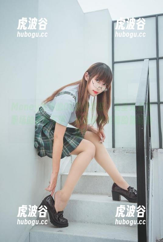 Money冷冷 Money冷冷的OL职业套装:无圣光是对职场的真实写照,还是你我共鸣的隐秘角落?