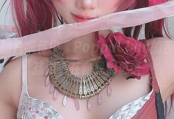 最新图片疯传中，PoppaChan的吉他女孩似乎在向我们低语