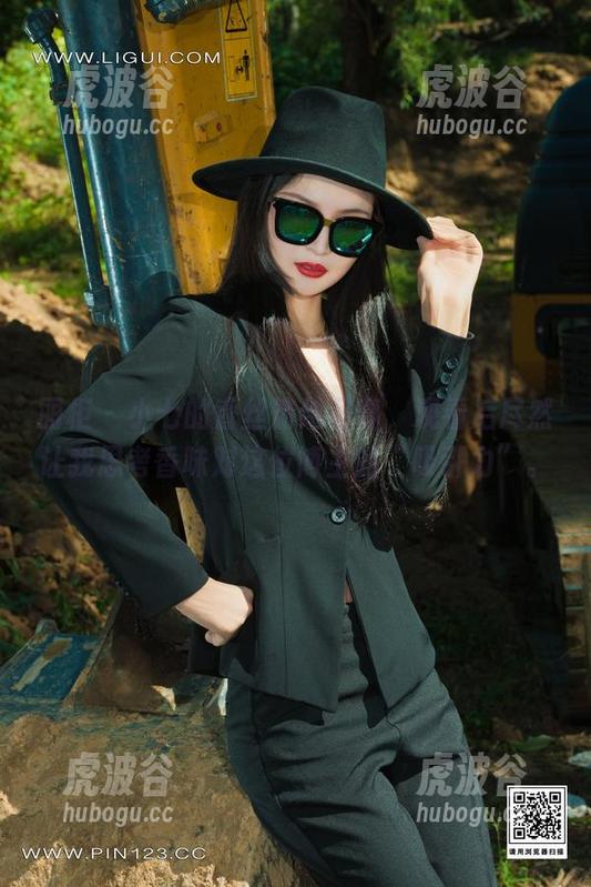 丽柜-小七 丽柜 - 小七的香丝情结写真,观看后尽然让我思考香味对这位博主的“吸引力”。