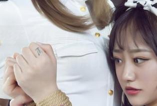 丽柜 - 柒柒女仆美图:中的你,实在太会摆姿势了,清洁界的新星!