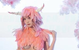 云溪溪的新图集直逼手办桃,更新得让我又爱又恨,一直盯着看!
