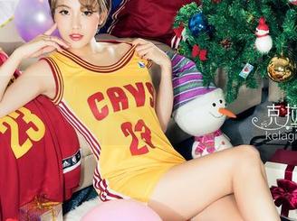 克拉女神 - 黑白相间中，佳莹的水手服图集让单调与动感激烈碰撞。