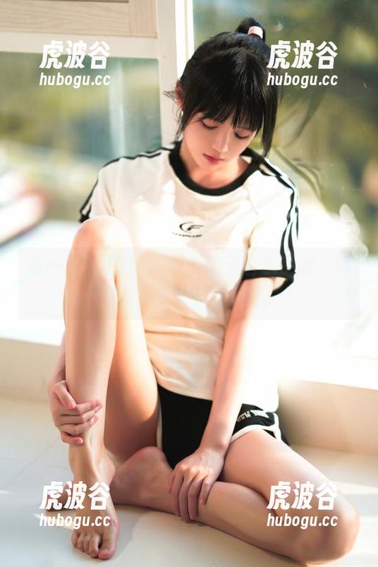 桜桃喵 每一张图中都有桜桃喵的蓝白水手服,随意翻页却想多看几眼。