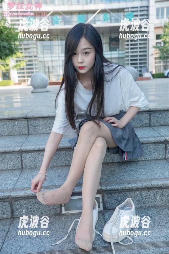 梦丝女神-灵唯 梦丝女神 - 红裙轻摇,灵唯的每一个角度都在说‘看我’——原图在下