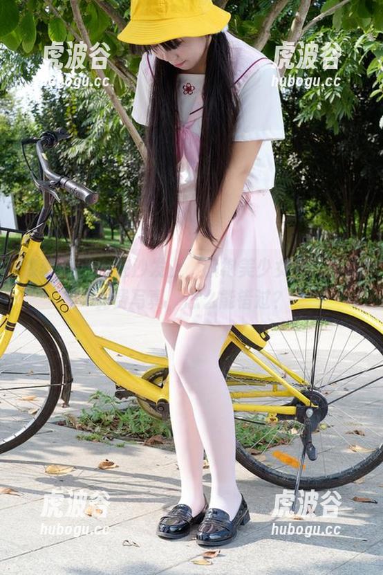 森萝财团-吸吸 森萝财团 - 在沙发上,旗袍美少女与吸吸的免费写真,怎么能错过?