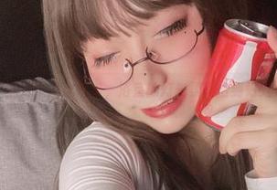 照片中的次屁啦,浴室的灯光柔得恰到好处