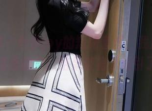 秀人网 - 乔伊joy的短裙套图：我原以为眼睛是窗户，结果被裙子吸引了！