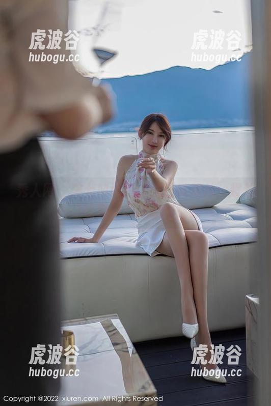 秀人网-美七Mia 秀人网 - 美七Mia的工作日常照片:超越“认真”的办公室魅力