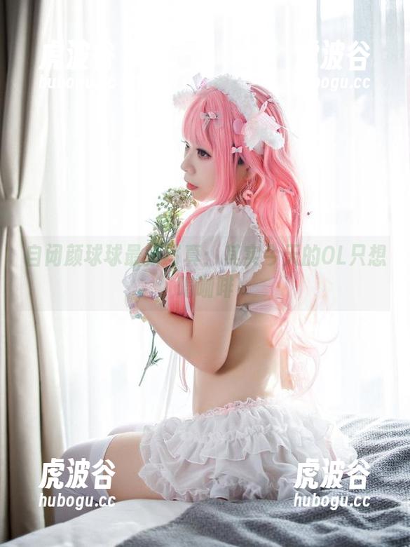 自闭颜球球 自闭颜球球最新写真:其实今天的OL只想喝咖啡