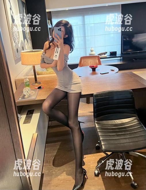 微密圈 - 免费换张葛征的大红皮衣美图，这样的价值可不常见哈！