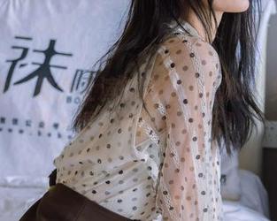 袜啵啵 - 稚予上演的黑丝小剧场:免费美图+透明脚尖,绝配!