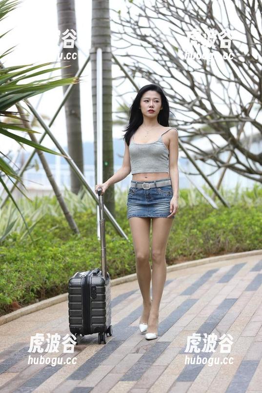 魔镜街拍 魔镜街拍:白色吊带肉丝套图,干脆利落地在琶醍轻轨溜达,路人纷纷担心坐错车!